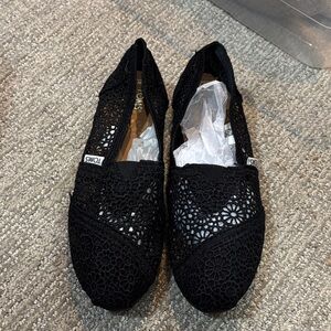TOMS Women's Elegant Black Lace Flats